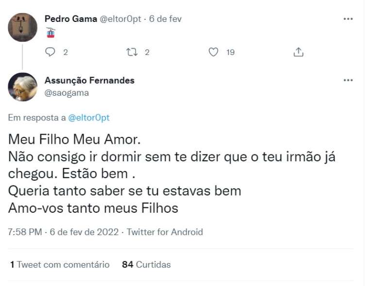 Professora aposentada interage com o perfil do filho