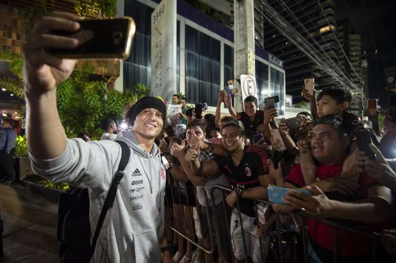 David Luiz no desembarque do Flamengo em Fortaleza (Foto: Alexandre Vidal / Flamengo)