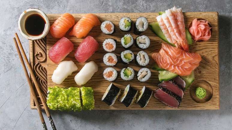 O molho de soja é essencial para acompanhar o sushi