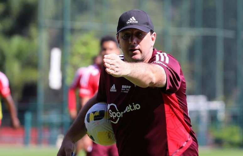 O técnico Rogério Ceni comanda treino do São Paulo (Foto: Rubens Chiri / www.saopaulofc.net)