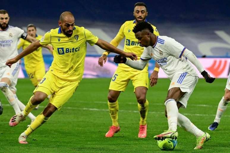 Após hat-trick na última rodada, Vini Jr. deverá ser poupado neste domingo (Foto: JAVIER SORIANO / AFP)