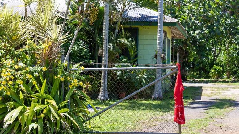 As casas de Samoa eram marcadas com uma bandeira vermelha para orientar os médicos sobre a vacinação