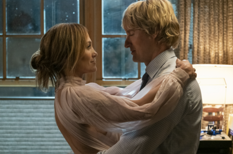 'Case Comigo' é uma comédia romântica estrelada por Jennifer Lopez e Owen Wilson.