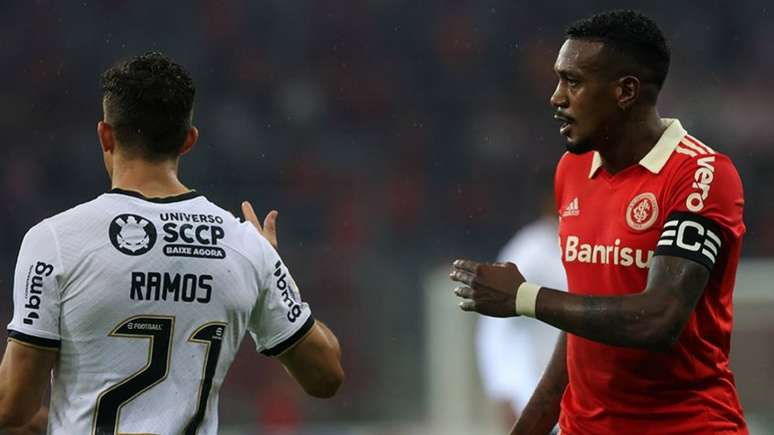 Momento em que Edenílson pede explicações ao atleta do Timão (Foto: Ricardo Rimoli / Lancepress!)