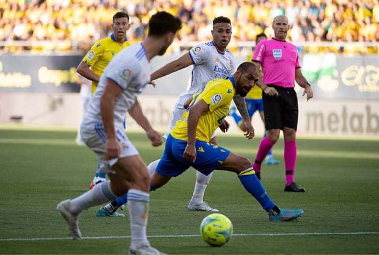 Mistão do Real Madri sofreu em campo contra o Cádiz (Foto: JORGE GUERRERO / AFP)