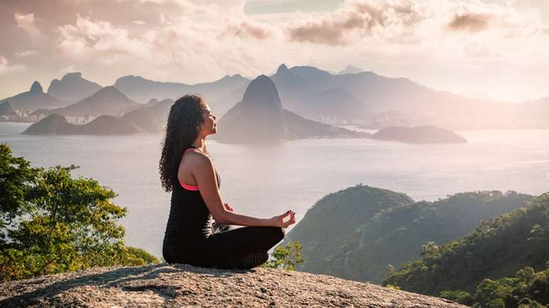 Práticas como a meditação, que trazem o pensamento para o presente, são saídas para controlar o estresse