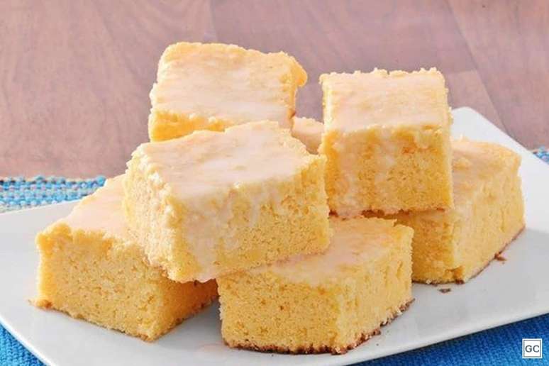 Bolo de fub&aacute; cremoso com calda &ndash; Foto: Guia da Cozinha