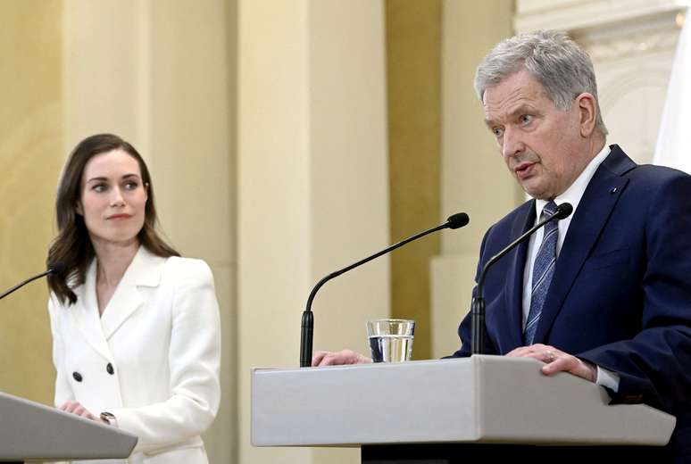 Primeira-ministra da Finlândia, Sanna Marin (esquerda), e o presidente Sauli Niinisto, durante conferência em Helsinki neste sábado