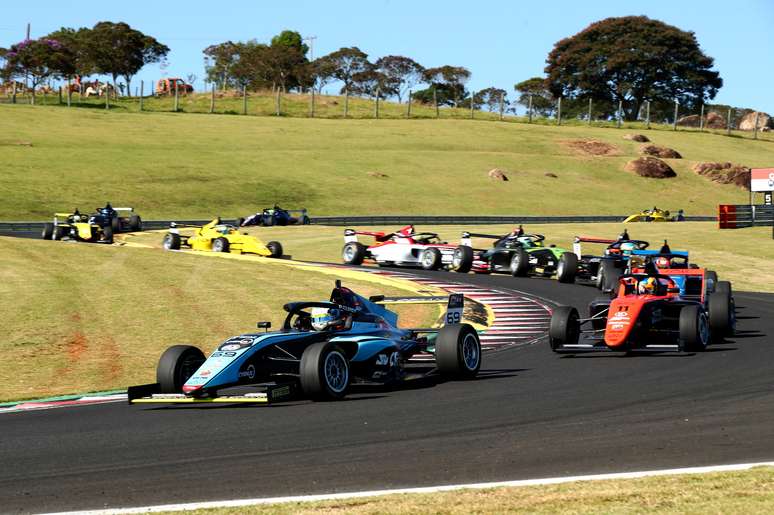 Pedro Clerot em a&ccedil;&atilde;o pela F4 Brasil no Velocitt&agrave; 