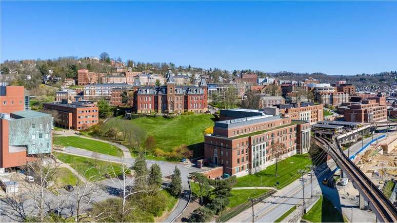 Regiões que abrigam grandes instituições educacionais, como a Universidade da Virgínia Ocidental em Morgantown, tendem a apresentar menor disparidade salarial para as mulheres jovens