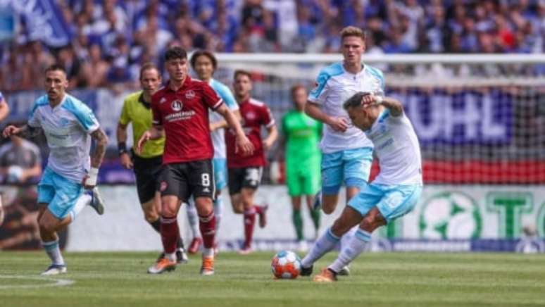 Momento do chute de Salazar no meio-campo (Foto: Divulgação / Schalke 04)