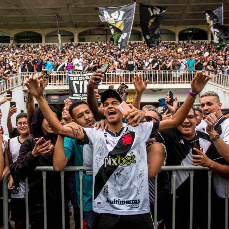 Iran Ferrerira, 'O Cara da luva de pereiro', esteve em São Januário neste domingo (Foto: Daniel Ramalho/Vasco)