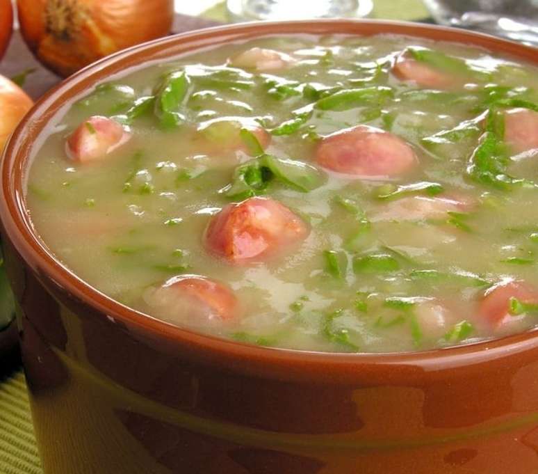 Caldo verde com batata e calabresa (Reprodução / Guia da Cozinha)