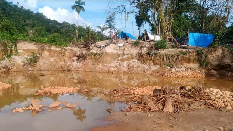 Cratera aberta por garimpeiros ilegais no território yanomami