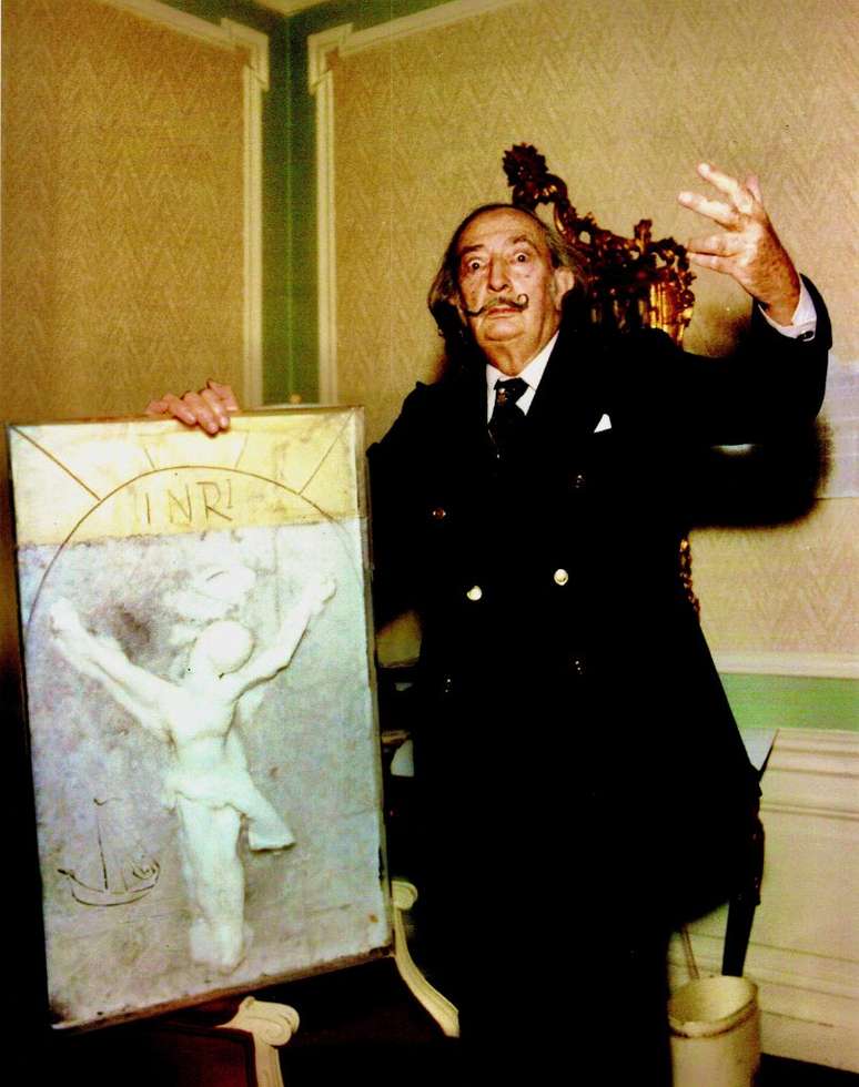 Dalí com sua escultura, "Cristo de São João da Cruz", também conhecida como "a cera perdida"