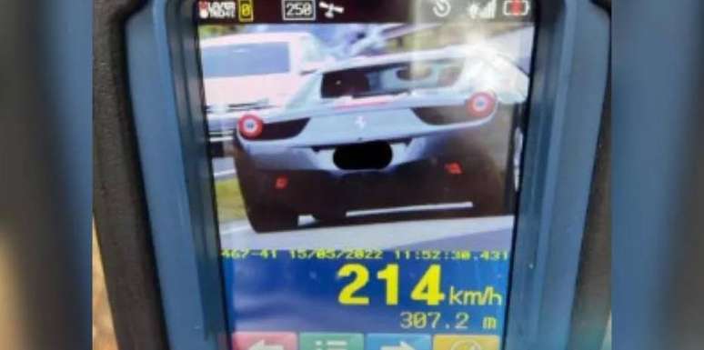 Radar da Polícia Rodoviária registrou um automóvel Ferrari a 214 km/h na SP-330, região de Jundiaí, interior de São Paulo