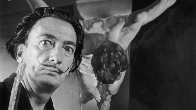 Dali (1904 - 1989) em seu estúdio com sua pintura "Cristo de São João na Cruz", em 17 de novembro de 1951