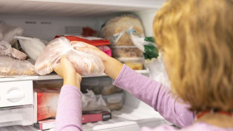 Para descongelar adequadamente, o produto deve ir do freezer para a geladeira