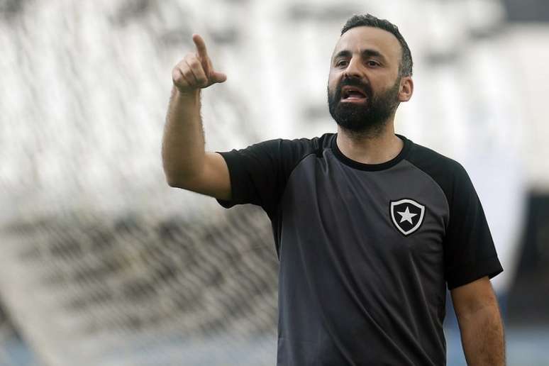 Principal auxiliar de Luís Castro, Vítor Severino projetou o futuro do Botafogo (Vítor Silva/Botafogo)