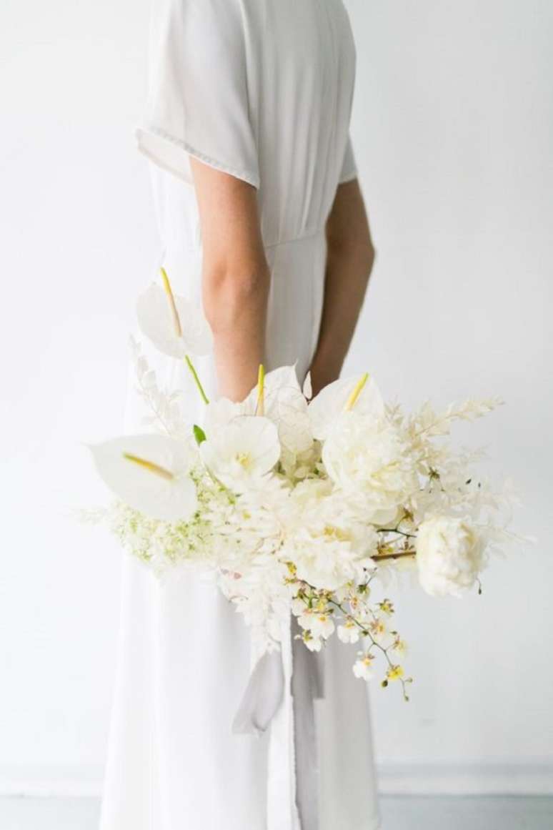 12. Anturio branco com flores claras – Foto Once Wed