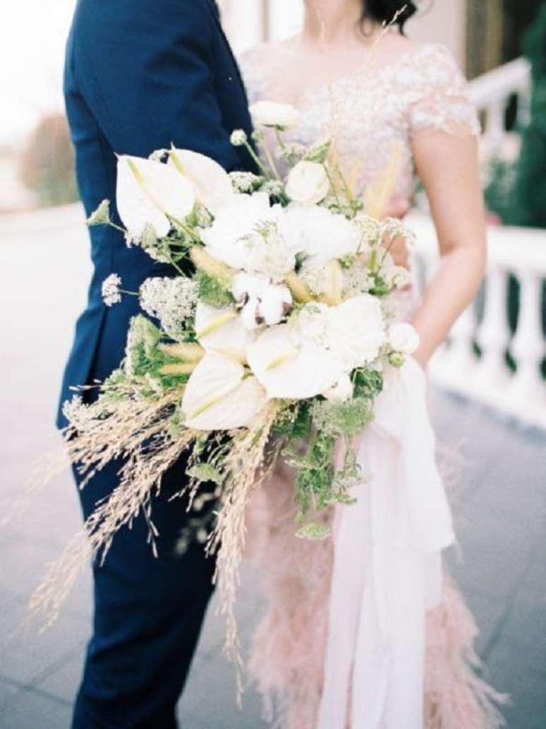 25. Buquê de anturio branco e plantas rusticas – Foto A Practical Wedding