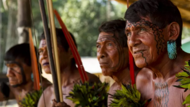 Anciãos yanomami na aldeia de Maturacá