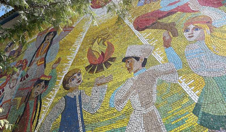 Camp Radiant é decorado com mosaicos de crianças felizes brincando, mas virou cena do crime