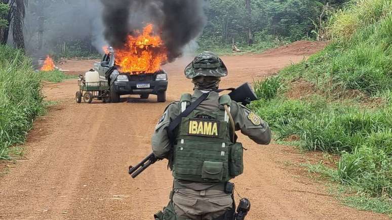 Agente observa caminhonete em chamas durante operação contra o garimpo na Terra Indígena Yanomami, em 2021