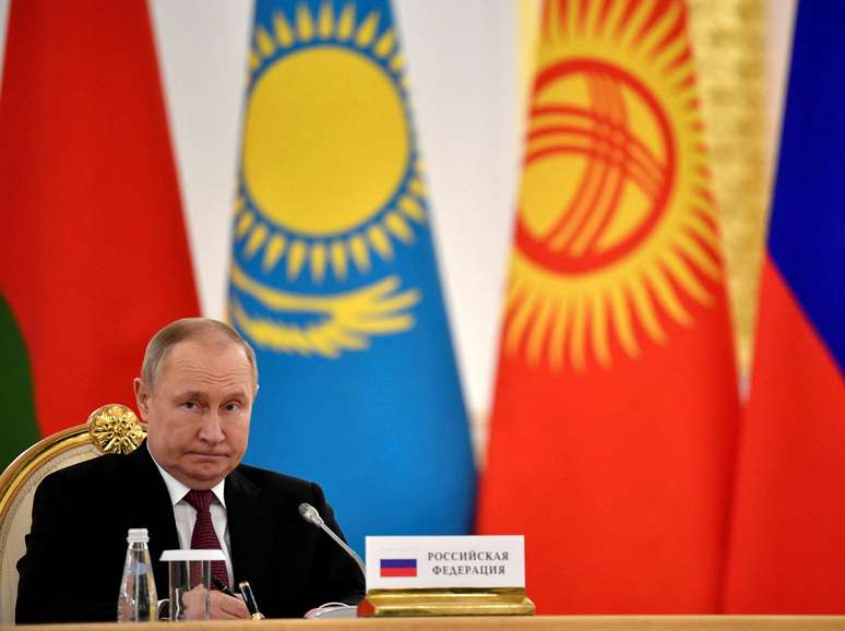 Vladmir Putin durante reunião do governo nesta segunda-feira, 16, em Moscou.