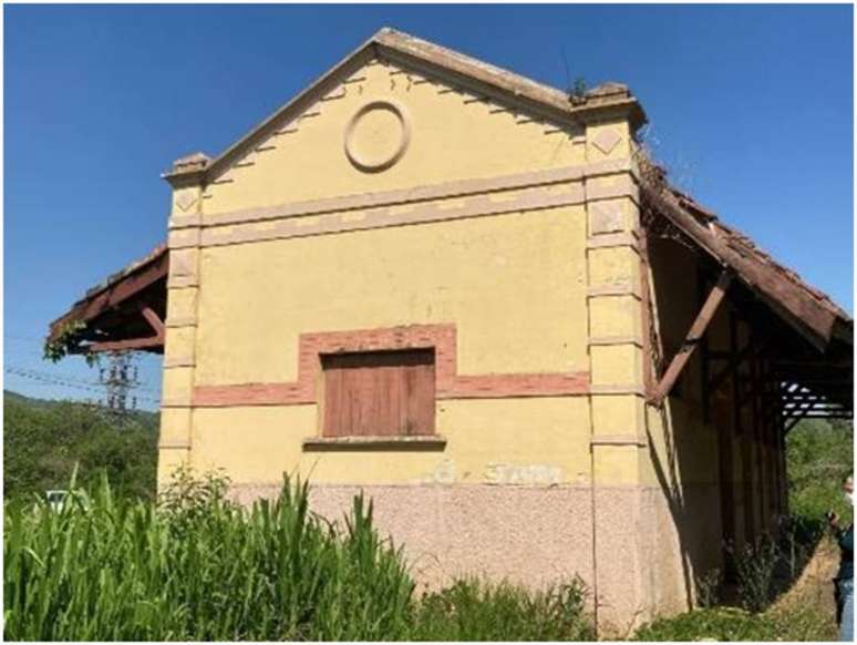 Fachada lateral do prédio da estação de Varnhagen, em Iperó; ramal foi inaugurado em 1876