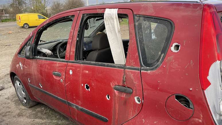 Bandeira branca não impediu que este carro fosse atacado