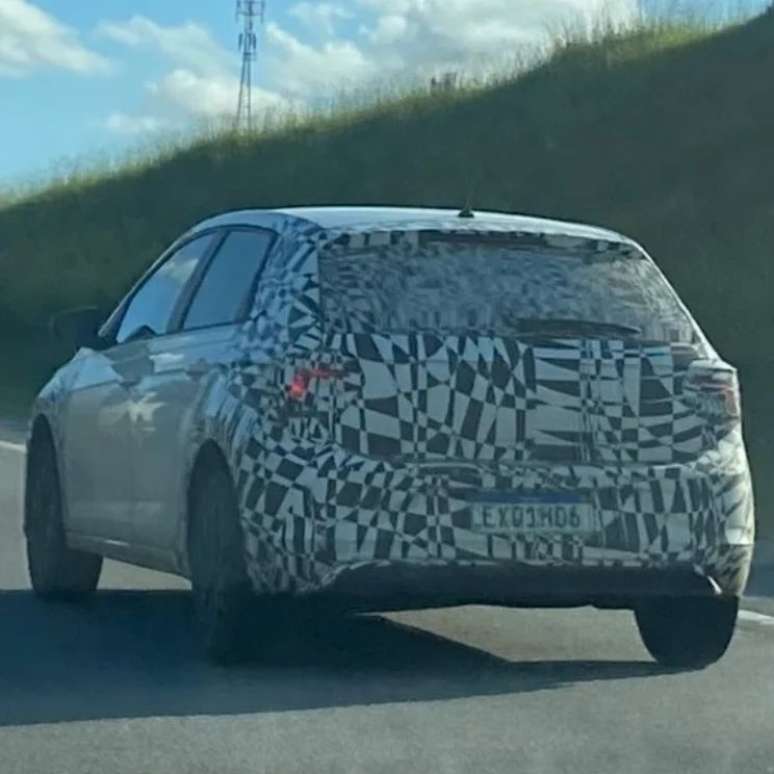 Novo flagra confirma que Polo nacional ter&aacute; traseira diferente do hatch europeu