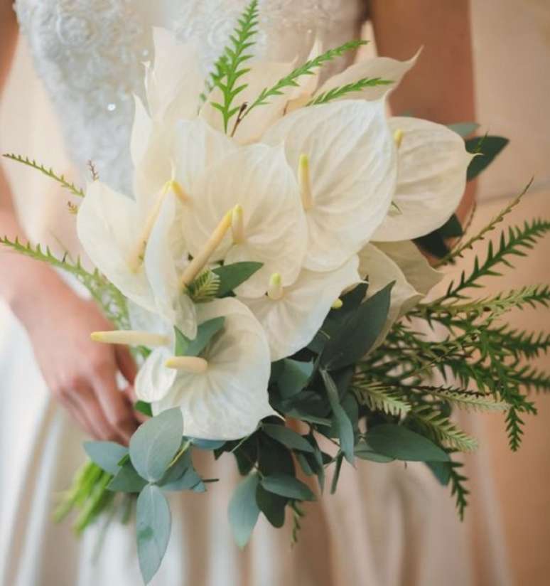 8. Buquê de anturio branco com plantas – Foto Lily Rose Floristry e Event Decor