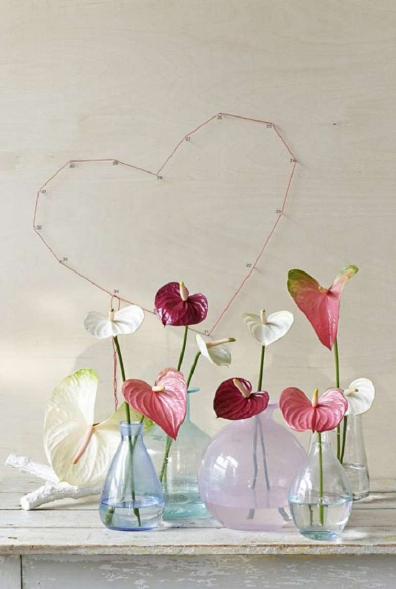 3. Ant&uacute;rio branco e detalhes vermelhos &ndash; Foto Anthurium Info