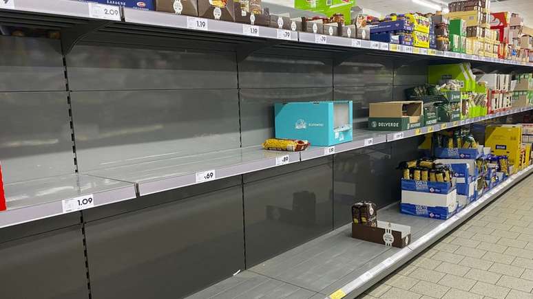 Prateleiras vazias em supermercado na Alemanha