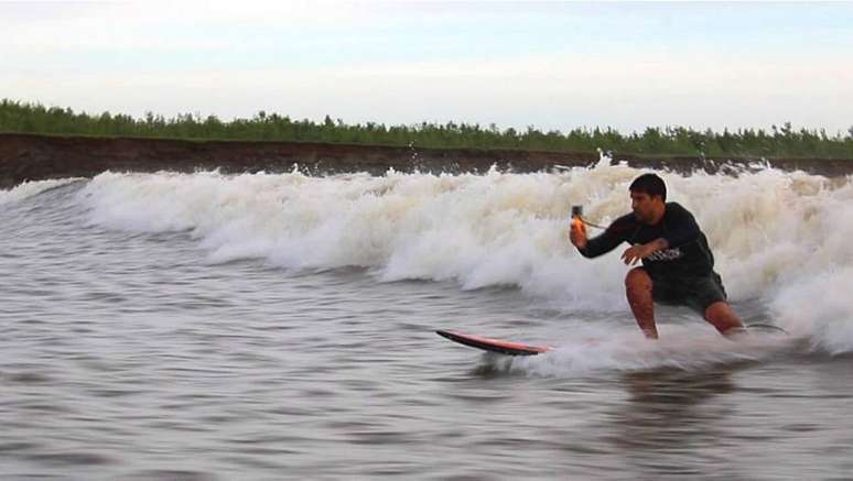 André Pássaro dá início a desafio de surfe no Maranhão