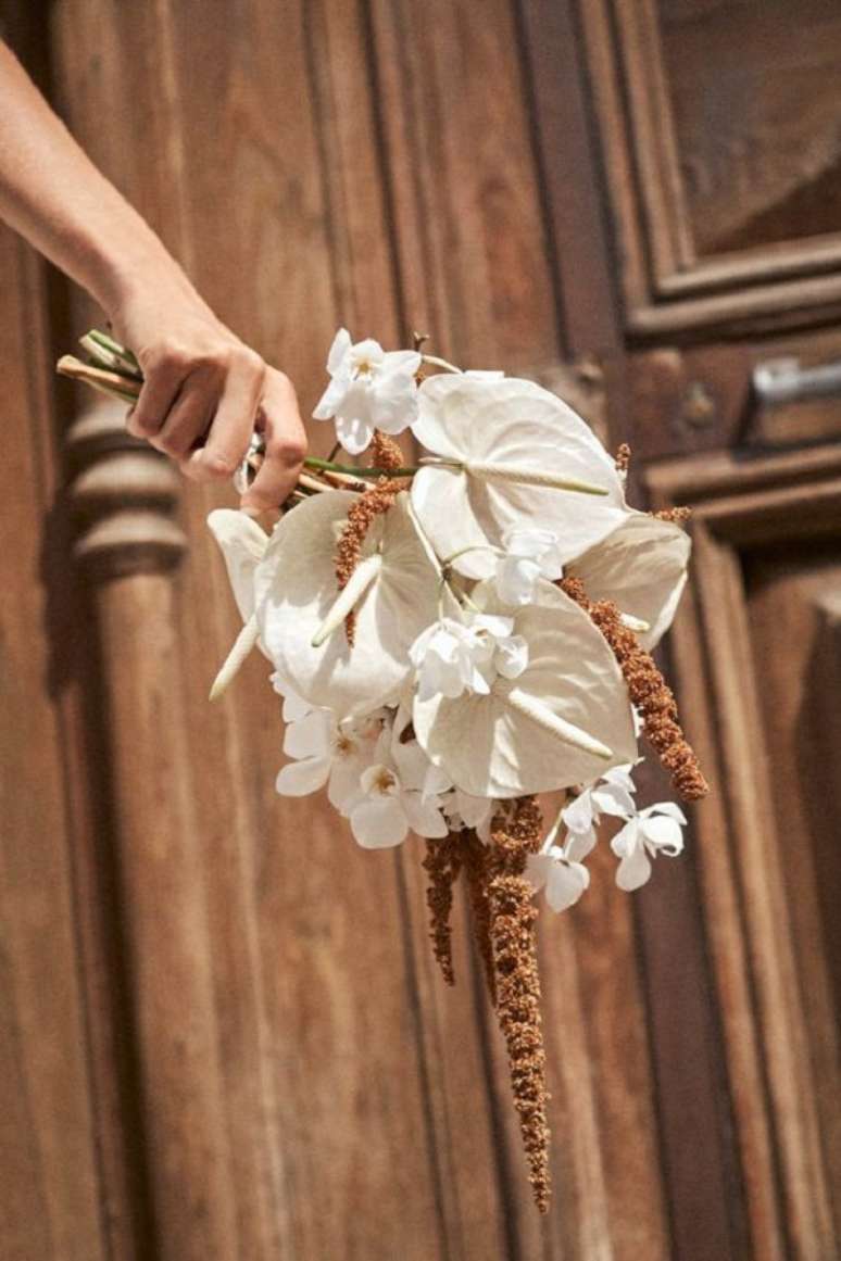 24. Buque de anturio branco com orquídeas – Foto Atodoconfetti