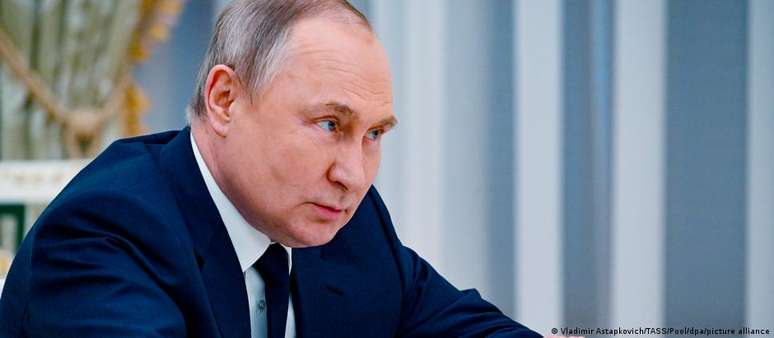 Presidente russo, Vladimir Putin advertiu que a expansão da estrutura militar na Finlândia e Suécia exigirá reação de Moscou