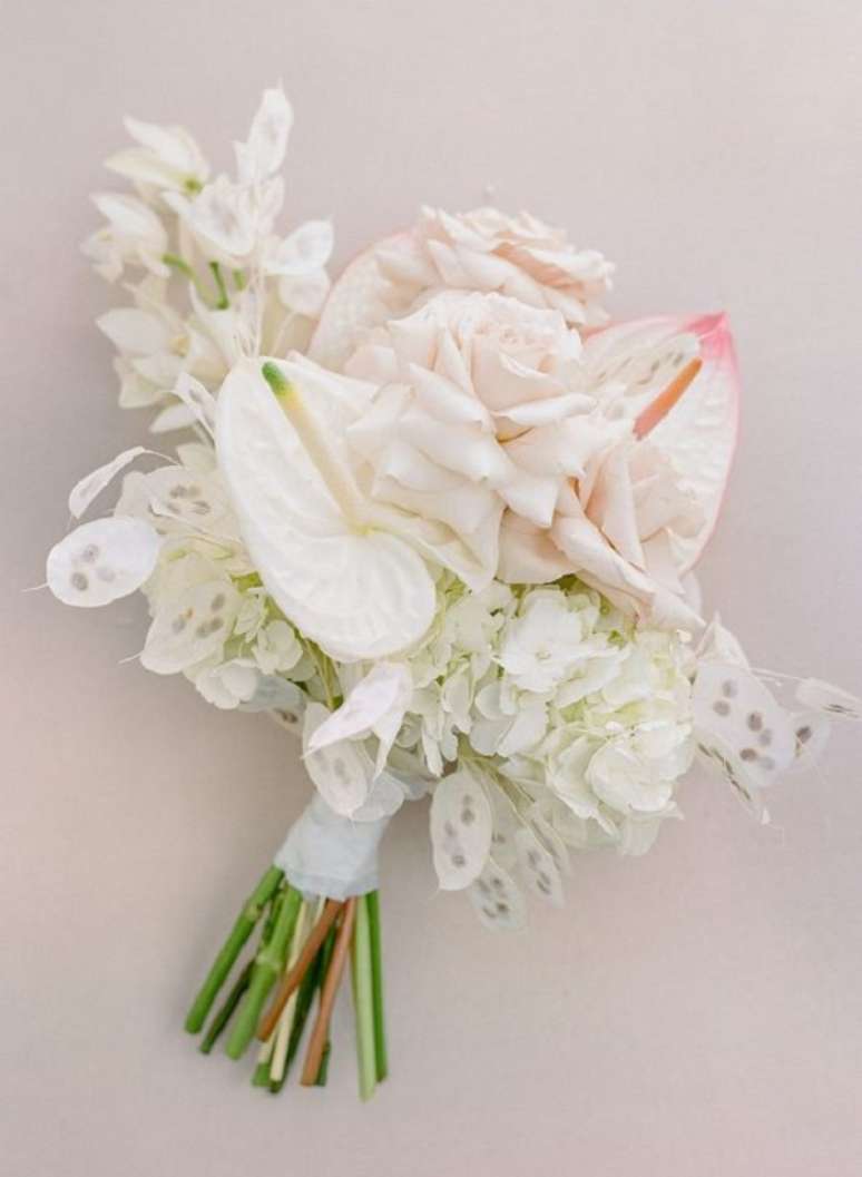 23. Arranjo de flores com anturio branco e detalhes em rosa – Foto Style me Pretty