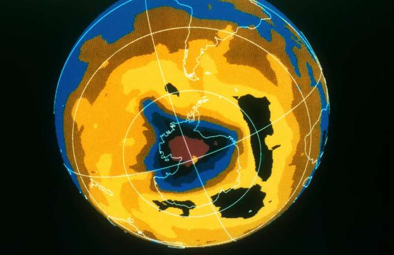 O buraco na camada de ozônio abre-se sobre a Antártida toda primavera para fechar-se novamente no verão