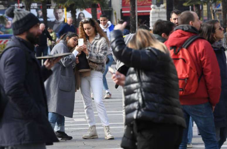 Movimentação em Milão, norte da Itália