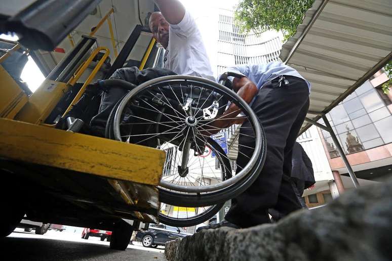 Homem recebe ajuda para entrar em ônibus; quase um bilhão de pessoas não têm acesso a produtos de auxílio a deficiências