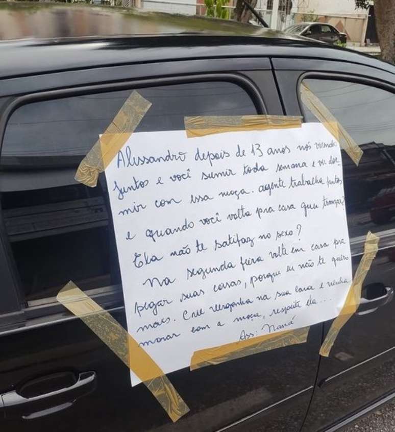 Mulher descobriu traição e deixou cartaz com mensagem colado no carro do companheiro