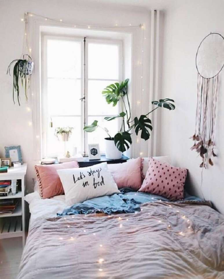 33. Decore a cama embaixo da janela com almofadas coloridas. Fonte: Dicas de Mulher