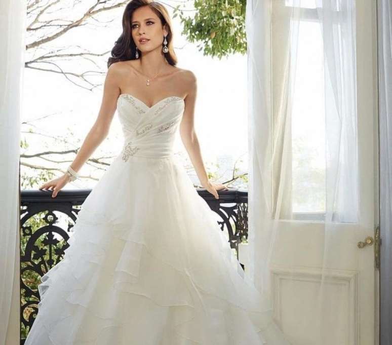 Outro estilo de vestido queridinho das noivas &eacute; o com decote cora&ccedil;&atilde;o -