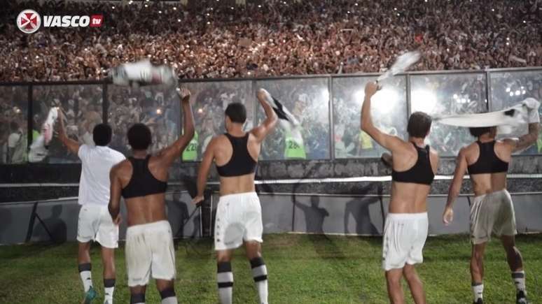 Jogadores do Vasco festejaram com a torcida após a vitória sobre o Bahia (Foto? Reprodução/Vasco TV)