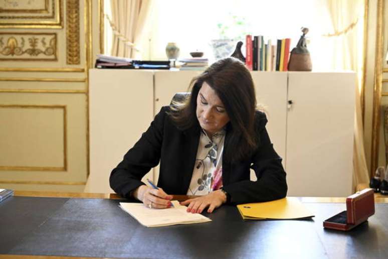 Ministra Ann Linde assina candidatura da Suécia à Otan