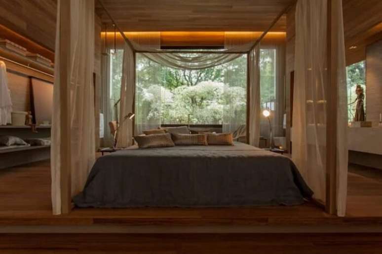 36. O quarto com cama embaixo da janela promove momentos de relaxamento e tranquilidade. Fonte: Denise Barreto