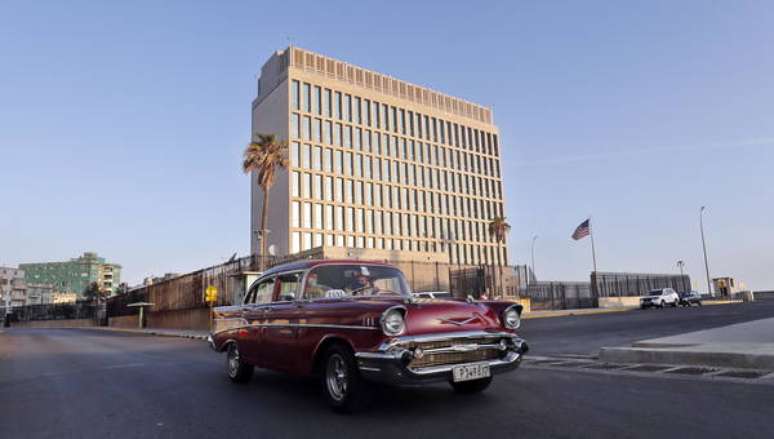 Carro passa em frente à Embaixada dos EUA em Havana, capital de Cuba