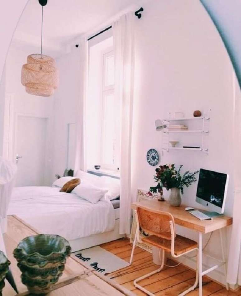 21. Cama embaixo da janela e pendente r&uacute;stico. Fonte: Cami Sibert